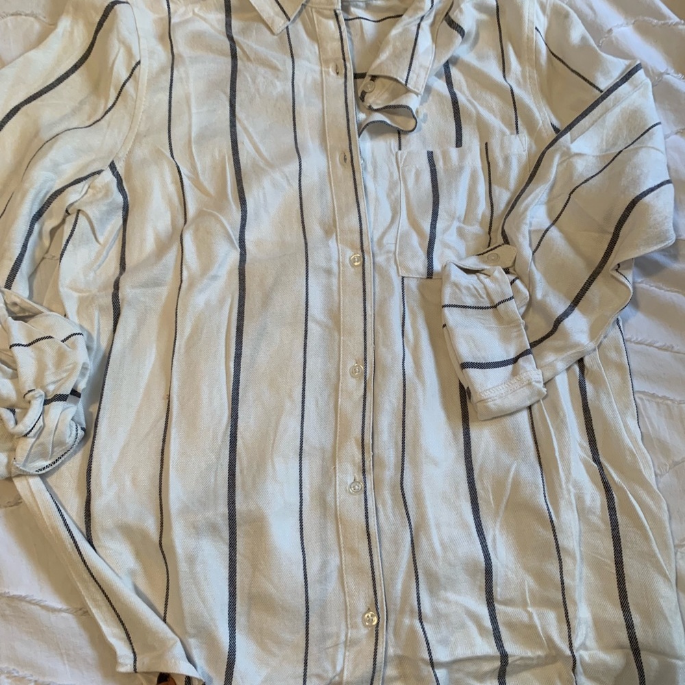 New ๐Soft striped button down - Picture 4 of 6